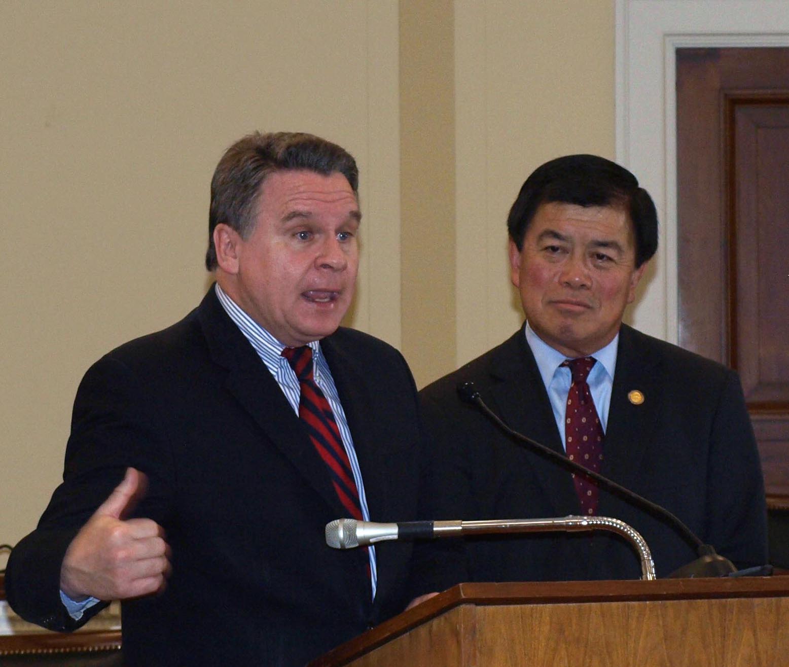 3月9日，美國會議員史密斯（左）與吳振偉（右）聯合發起成立「全球網路自由議員團」。