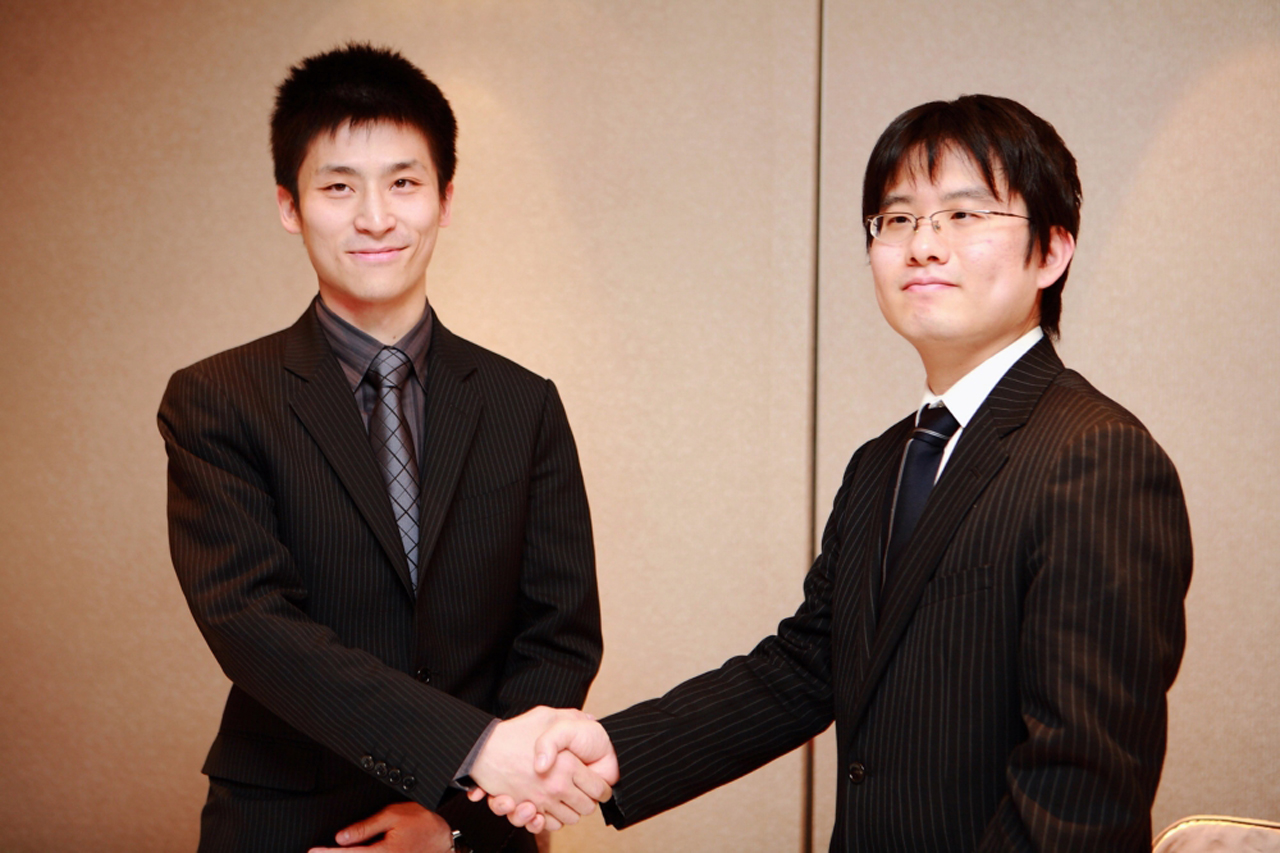 旅日棋士張栩（左）2月26日一償宿願，以1目半險勝日本棋聖山下敬吾（右），成功拿下日本圍棋7大頭銜中最大的「棋聖」頭銜。