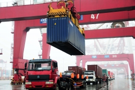 中國今年2月出現高達315億美元的外貿逆差赤字。圖為山東青島的貨櫃碼頭。Getty Images