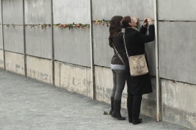 遊客透過殘留的柏林圍牆裂縫，感受當年東西德人民被圍牆隔開時的心境。Getty Images