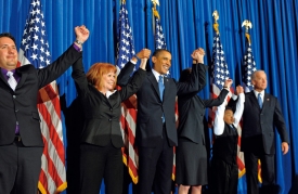 美國總統歐巴馬於2010年3月簽署醫療保險改革法案，與國會議員慶祝歷史性的一刻。Getty Images