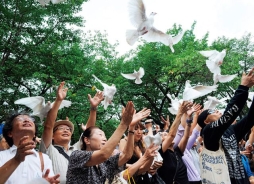 2012年8月15日，在東京舉辦的的二戰日本投降67週年紀念日，日本民眾釋放白鴿紀念逝者。Getty Images