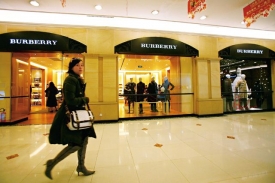 奢侈品行業因為全球經濟不確定性而受挫。圖為巴寶莉（Burberry）在中國北京的旗艦店。Getty Images