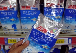 三鹿嬰幼兒奶粉已造成市場恐慌。圖為2008年9月12日湖北宜昌某超市裡出售的三鹿牌嬰幼兒配方奶粉。