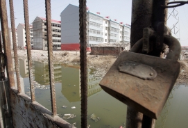 中國天津劉快莊村民因居住環境受附近百家化工企業排污污染，幾乎每戶人家都有人身患癌症，成為中國的癌症村。