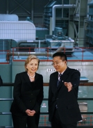 2009年2月20日美國國務卿希拉蕊出訪北京。2月21日到北京郊區參觀一座由美國通用電氣和中國合作投資的發電廠，由通用電氣中國區域執行長溫傑克（右）接待。