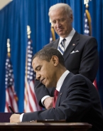 2月17日，美國總統歐巴馬在丹佛簽署總額7,870億美元的經濟刺激計畫。
