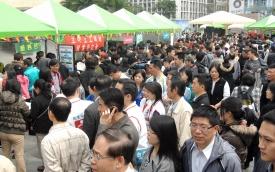 台灣1月份失業率為5.31%，失業人數達到57.8萬人，創歷史新高。圖為2月21日台北市勞工局就業服務中心在中山堂舉辦的台北轉職就業博覽會，吸引大批人潮。