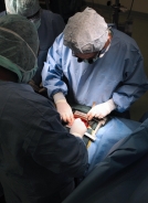 1960年代，巴西有位「農民」阿里戈的外科手術技巧比醫生還厲害。