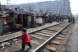 2009年3月11日中國遼寧省瀋陽市鐵路沿線的棚戶區居民將遷入由政府提供的廉租公寓。