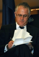 澳洲反對黨領袖坦博（Malcolm Turnbull）因攻擊總理陸克文那封電子郵件是個「贗品」而導致「卡車門」政治風暴。