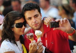 情侶觀光客在羅馬享受Gelato冰淇淋時，愉快地合影留念。