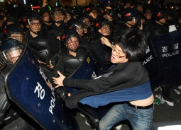南韓民眾紀念民主運動22週年，6月10日集會要求總統李明博道歉，示威者遭防暴警察逮捕。