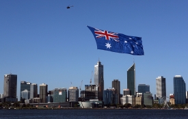 2010年澳洲國慶日，一架直昇機拖曳一面澳洲國旗飛越珀斯市上空。