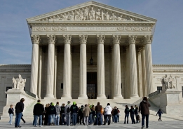 位於華盛頓特區的美國最高法院，是解釋被美國人視為「政治聖經」的憲法的最權威機構。