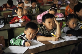 中國一些小學生從四年級開始就有晚自習，每天早上7點上學，一直到晚上5點半才能回家。