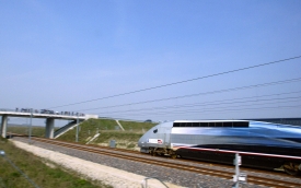 法國高速火車TGV，美國佛羅里達州目前計畫興建的高速鐵路將與此類似。