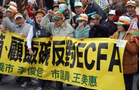 台灣政府說ECFA非簽不可，沒有替代方案，今年5月之前就要簽，引發民眾的疑慮。