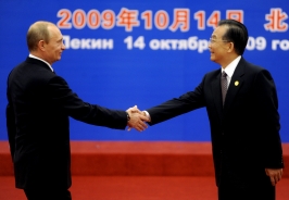 應溫家寶總理邀請，俄總理普京於2009年10月12日至14日對中國進行正式訪問。兩國總理握手友好，但民間的反應則大不相同。