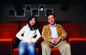 姜秀瓊和「跳出來」支持《乘著光影旅行》紀錄片的發行人羅綸有。