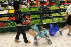 中國各地的蔬菜價格普遍大幅上漲，每天要到菜市場報到的家庭主婦傷透腦筋。圖為5月11日，安徽省合肥市一家超市裡的顧客。