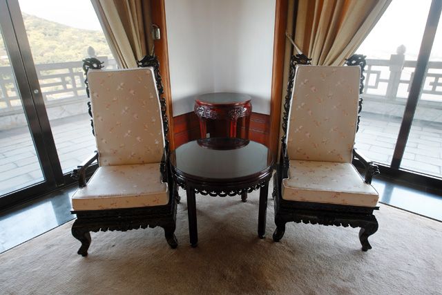 先總統蔣中正伉儷使用過的座椅，有龍鳳椅之分。丹尼爾攝影
