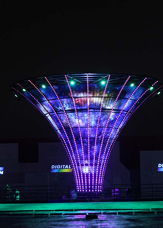 宇宙塔共使用了四萬二千才玻璃（近100噸）以及九千多顆LED燈，是世界首創的「玻璃」大型花燈。岳翔雲攝影