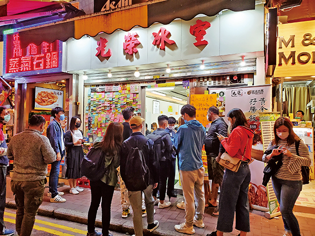 港府推出「全城禁聚」防疫規則，特別是部分支持反送中的所謂「黃店」不時受警察檢查，如圖中的「光榮冰室」。宋碧龍攝影