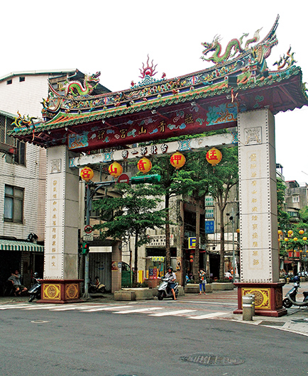 艋舺青山宮位於「台北第一街」──貴陽街。楊櫻淑攝影