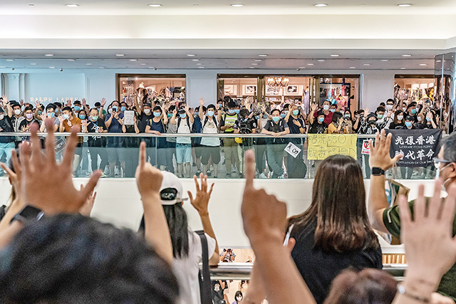 香港民眾在限聚令持續的情況下，仍然通過機會，採取各種形式力圖突破封鎖。例如悼念亡者、譴責暴行，更多的是非常和平的「和你sing」。Getty Images