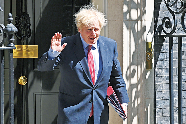 染疫康復的英國首相強生2020年5月20日步出唐寧街10號首相官邸。Getty Images
