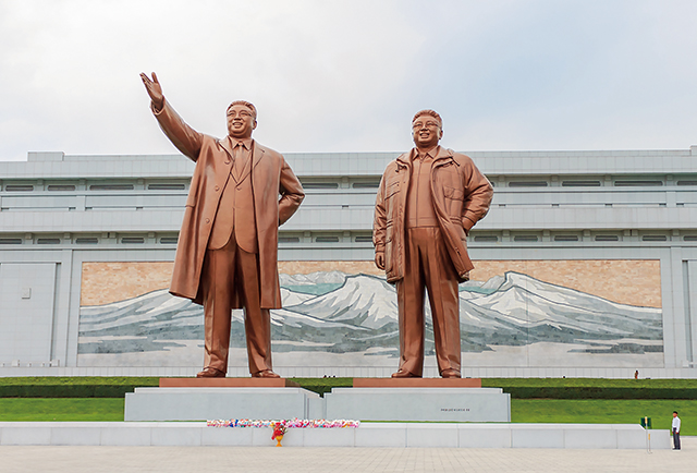 位於北韓平壤的第一代領導人金日成（左）與第二代領導人金正日（右）雕像。Adobe Stock