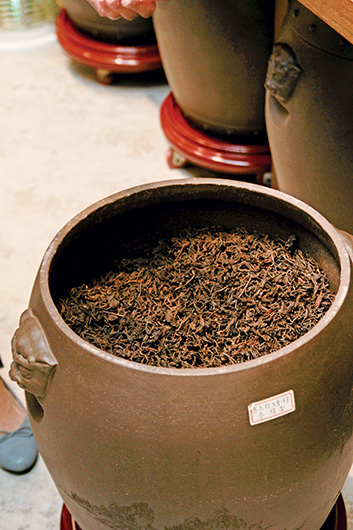 製茶屬於傳統工藝，至今茶葉的品管都是蔡玄甫躬親掌理，從輕發酵、輕焙、輕中焙、中焙、重焙，一道道工序毫不馬虎。吳長益攝影