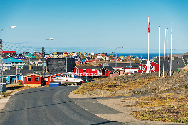 離開Sisimiut，回頭看逐漸變小的房舍。