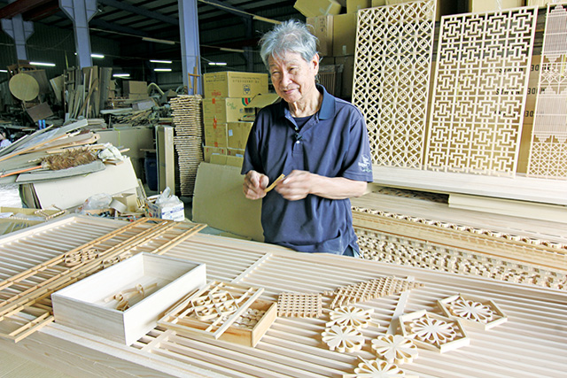 鹿港永茂木器製作花窗的老師傅陳煌輝。手手提供