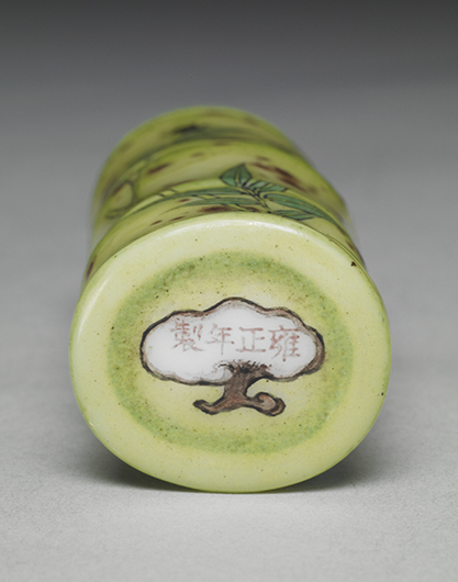 「玻璃胎畫琺瑯彩竹節式鼻煙壺」是故宮典藏唯一一件雍正款玻璃胎畫琺瑯器，底部靈芝框內有楷書「雍正年製」落款。