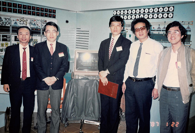 張武勇（左）接待外商銀行副總裁等一行人參觀泰山企業。張武勇提供