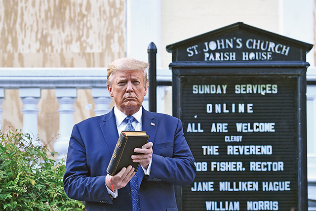 美國總統川普2020年6月1日在華盛頓特區的聖約翰主教教堂外高舉聖經。Getty Images