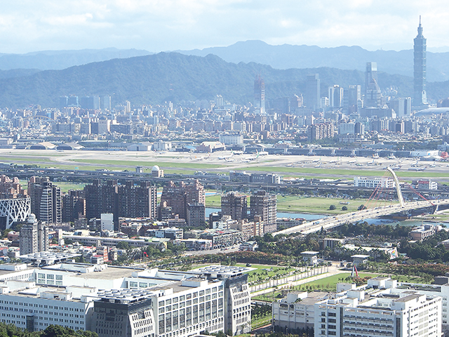 「老地方觀景平台」可以看到一整排飛機。