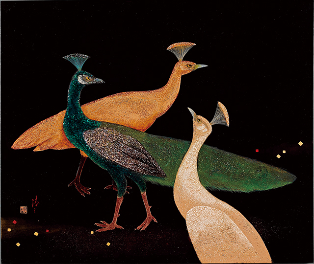 王清霜〈佇聆孔雀〉，三隻孔雀姿態各異，王清霜運用高蒔繪、螺鈿貼附、蛋殼鑲嵌等技法表現在羽身璀璨的孔雀身上，表達漆藝繁複而斑斕的技法。
