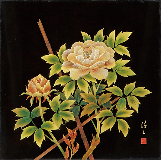 王清霜的漆藝作品〈牡丹圖〉以杉林溪種植的牡丹為本，將牡丹的雍容大方表露無遺。