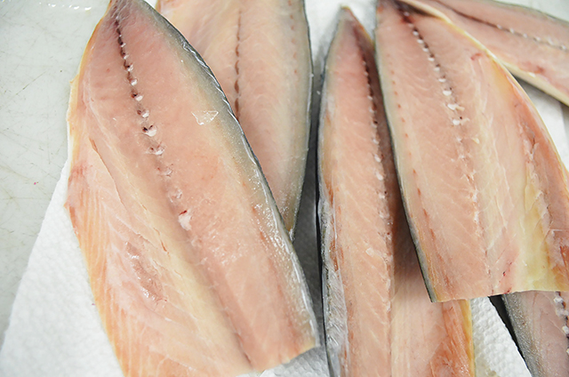 從冷凍庫取出後，要在最短的時間內將魚去刺、包裝，讓魚保持在最佳的鮮度。3
