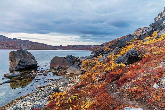 長達25公里的湖泊Amitsorsuaq Lake。