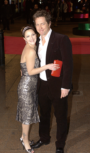 2007年上映的愛情喜劇電影《K歌情人》由休．葛蘭（右）與茱兒．芭莉摩（左）主演。Getty Images