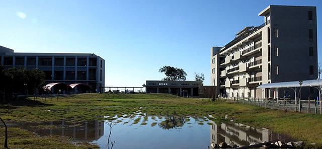 台塑捐贈的藝術大樓（左）與學生宿舍（右）。