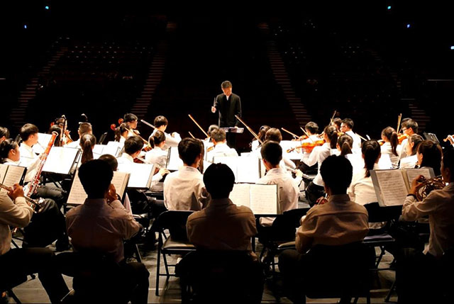 音樂班以融合東西方樂器的古典音樂教育為主。