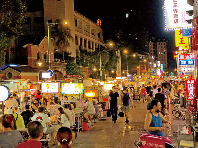 寧夏夜市的成形，最早可溯源至日治時代，在地攤商從一代、二代開始經營小吃店，到現在的三代、甚至四代。吳長益攝影