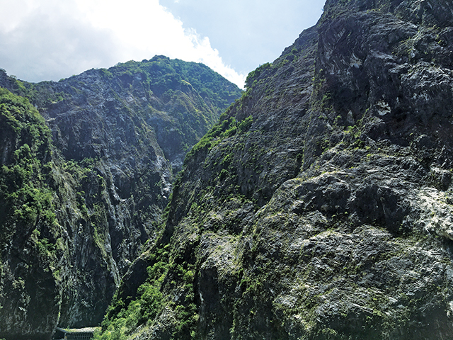 峽谷岩壁。