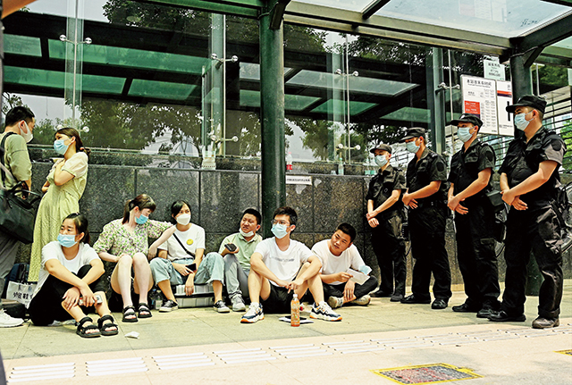 2021年9月15日，擔心權益受損的群眾聚集在深圳的恒大集團總部前。Getty Images