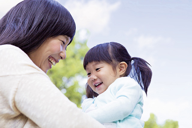 在日本，很多女性生育時都辭職，回家當全職媽媽，以求最大限度對孩子「三歲」期間的哺育和教育。Adobe Stock